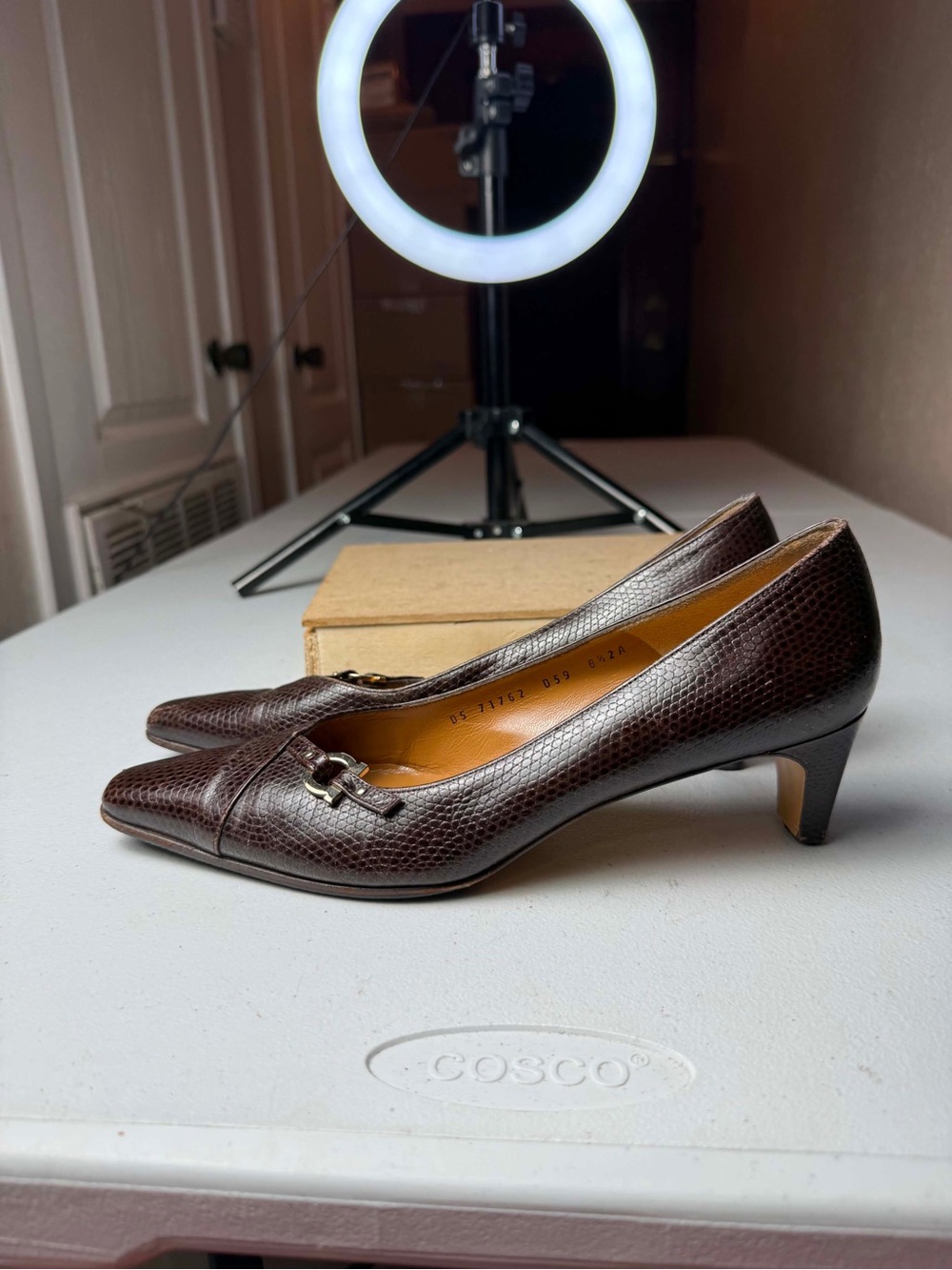 Ferragamo Ladies Leather Pump Reptile Skin Horseshoe Sz 8.5 Brown Heels - Picture 2 of 13